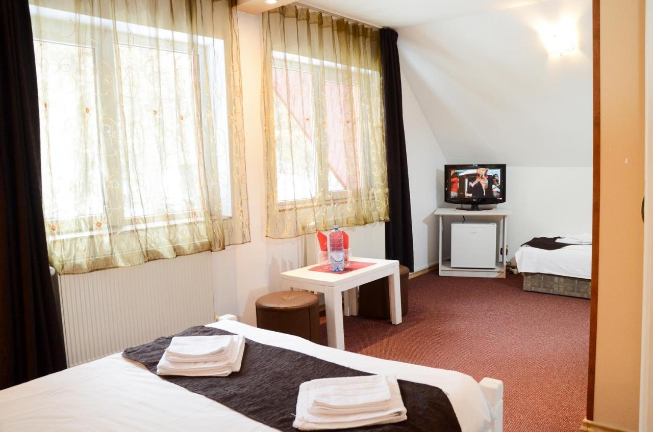 Pensiunea Happy Inn วาตราดอร์เนย์ ภายนอก รูปภาพ