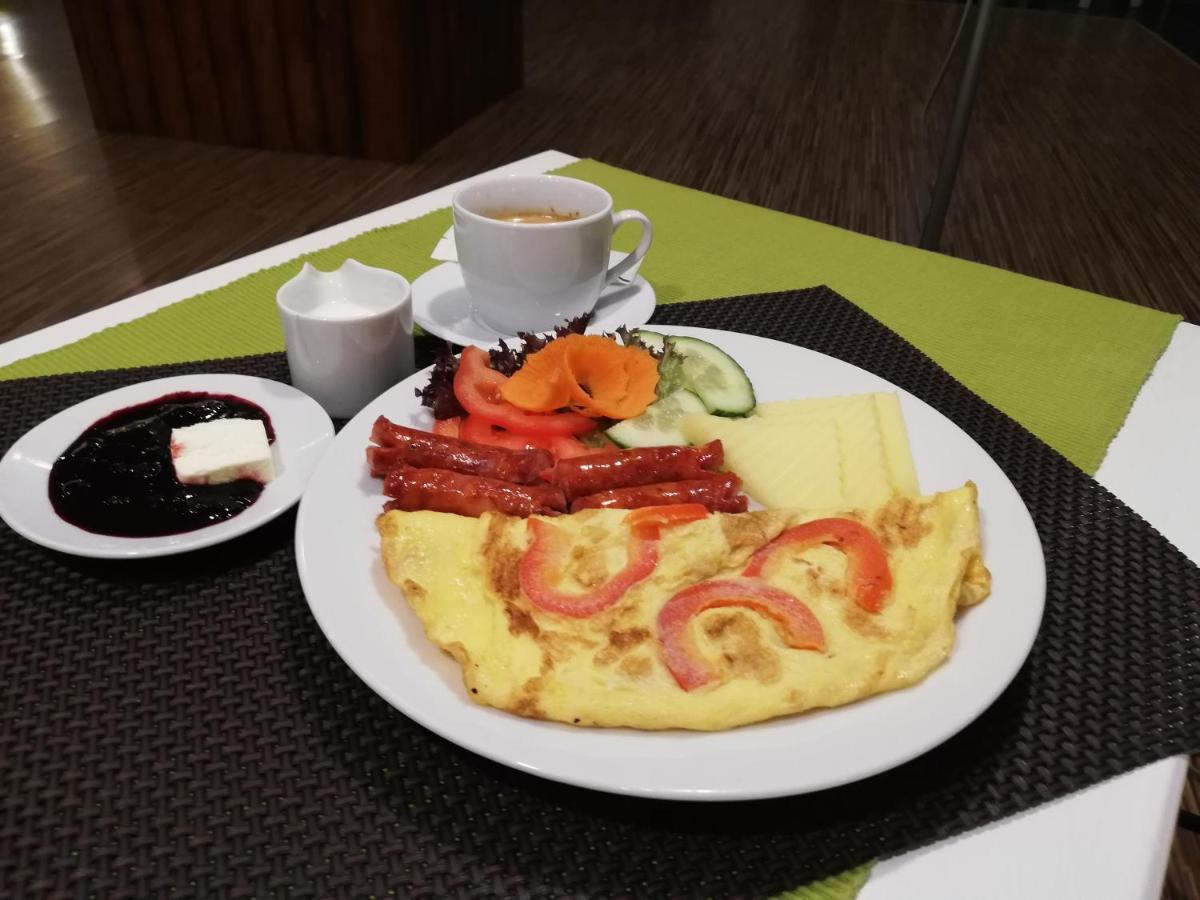 Pensiunea Happy Inn วาตราดอร์เนย์ ภายนอก รูปภาพ